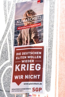 Berlin, Almanya - 19 Nisan 2019: Mayıs ayında yapılacak Avrupa Parlamentosu seçimleri için Alman siyasi partileri Spd ve Sgp'nin seçim kampanyası afişleri