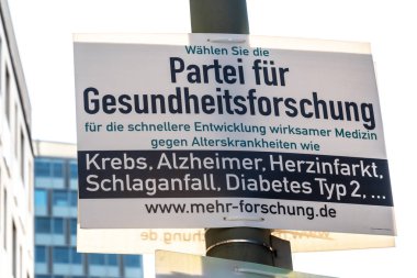 Berlin, Almanya - 19 Nisan 2019: Mayıs ayında yapılacak Avrupa Parlamentosu seçimleri için Sağlık Araştırmaları Partisi'nin (Partei fr Gesundheitsforschung) siyasi kampanya afişi
