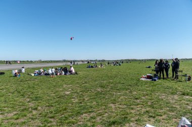 Berlin, Almanya - 22 Nisan 2019: Tempelhof Field'da çimlerde gevşeme, eski havaalanı şimdi halka açık yeşil alan, Berlin'in en büyük şehir parkı