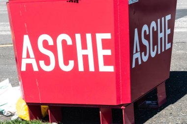 Berlin Tempelhof alan kentsel parkta Kül (Almanca: Asche) konteyner. Pisti ve taksi yolu ile eski havaalanı bisikletçiler ve in-line patenciler için mükemmel bir zemin sunuyor