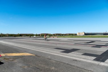 Berlin, Almanya - 22 Nisan 2019: Tempelhof Field'da çimlerde gevşeme, eski havaalanı şimdi halka açık yeşil alan, Berlin'in en büyük şehir parkı
