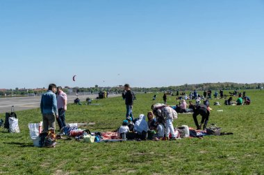 Berlin, Almanya - 22 Nisan 2019: Tempelhof Field'daki parkta piknik yapanlar, eski havaalanı artık halka açık yeşil alan