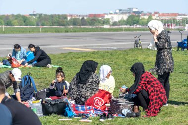 Berlin, Almanya - 22 Nisan 2019: Tempelhof Field'daki parkta piknik yapanlar, eski havaalanı artık halka açık yeşil alan