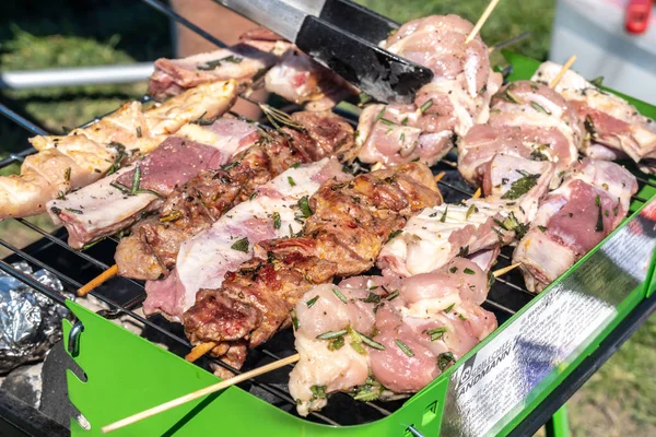 Berlin Tyskland April 2019 Grillning Kött Utomhus Park — Stockfoto