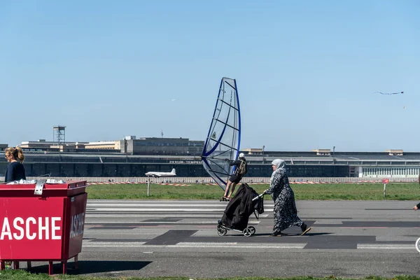Berlin Almanya Nisan 2019 Tempelhof Park Uçurtma Ile Denize Açılan — Stok fotoğraf