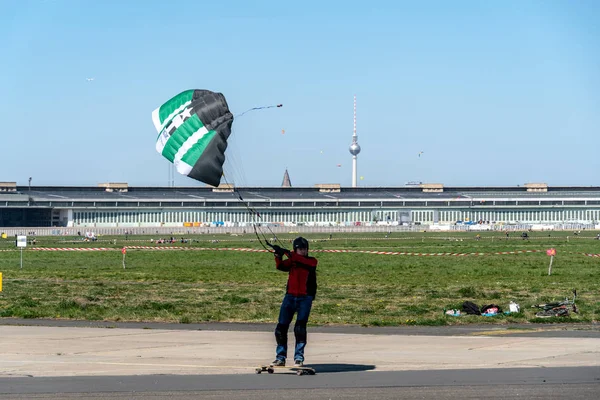 Berlín Alemania Abril 2019 Kite Landboarding Flyboarding Parque Tempelhof Antiguo — Foto de Stock