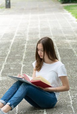 Yürüyüş yolunda, açık havada oturan genç kız