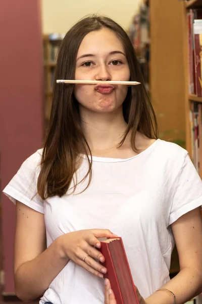 Młody Piękny Student Trzyma Jej Ołówek Między Nos Usta Jak — Zdjęcie stockowe