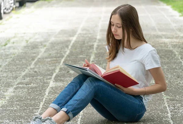 Nastoletnie Dziewczyny Studiują Siedząc Chodniku Zewnątrz — Zdjęcie stockowe