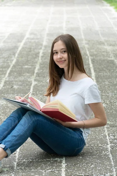 Nastoletnie Dziewczyny Studiują Siedząc Chodniku Zewnątrz — Zdjęcie stockowe