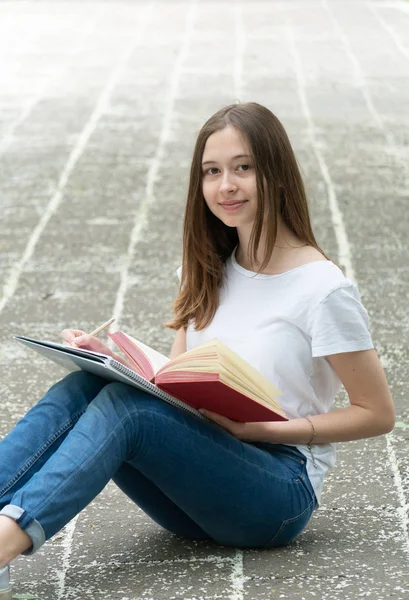 Nastoletnie Dziewczyny Studiują Siedząc Chodniku Zewnątrz — Zdjęcie stockowe