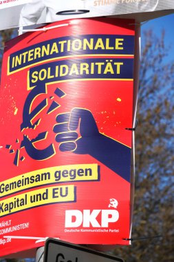 Berlin, Almanya - 16 Nisan 2019: Dkp'nin siyasi kampanya afişi - Deutsche Kommunistische Partei (Alman Komünist Partisi) Mayıs ayında yapılacak Avrupa Parlamentosu seçimleri için