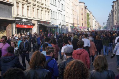 Berlin, Almanya - 1 Mayıs 2019: 1 Mayıs Uluslararası İşçi Günü'nde Kreuzberg'deki geleneksel sokak partisine katılan insan kalabalığı