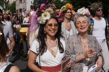 Berlin, Almanya - 1 Mayıs 2019: 1 Mayıs Dünya İşçi Günü'nde geleneksel sokak partisine katılan kimliği belirsiz kişiler