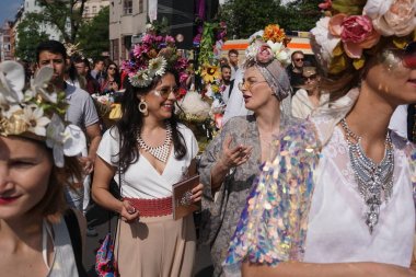 Berlin, Almanya - 1 Mayıs 2019: 1 Mayıs Dünya İşçi Günü'nde geleneksel sokak partisine katılan kimliği belirsiz kişiler