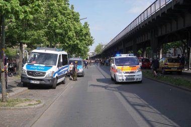 Berlin, Almanya - 1 Mayıs 2019: Alman ulusal polis minibüsleri ve ambulans kamyonu. 112, yangın ve tıbbi acil durum için ücretsiz olarak aranabilen Avrupa acil durum numarasıdır.