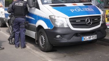 Berlin, Almanya - 1 Mayıs 2019: Alman ulusal polis minibüsü. Almanya'da kolluk anayasal olarak sadece devletler tarafından kazanılmış