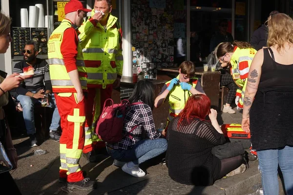 Berlín Alemania Mayo 2019 Médicos Paramédicos Brindan Primeros Auxilios Mujeres —  Fotos de Stock