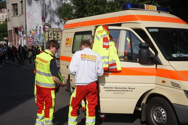 德国柏林 2019年5月1日 在救护车旁 无法辨认的医护人员和医生的背转画 — 图库照片