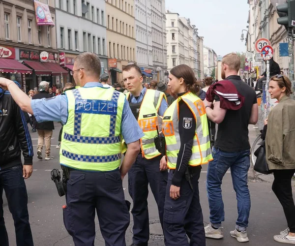 Berlín Alemania Mayo 2019 Policías Policías Alemanes Trabajando Distrito Kreuzberb — Foto de Stock