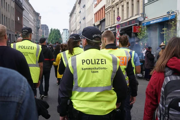 Berlín Alemania Mayo 2019 Atrás Policía Vestido Con Babero Amarillo — Foto de Stock