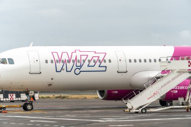 Berlin, Almanya - 3 Mayıs 2019: Wizz Air uçağı. Wizz Air, W!zz Air olarak stilize edilen, Macar düşük maliyetli bir havayolu şirketidir.