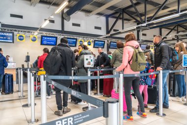 Berlin, Almanya - 3 Mayıs 2019: Havaalanında check-in. Ryanair uçuşunda uçağa binen insanlar