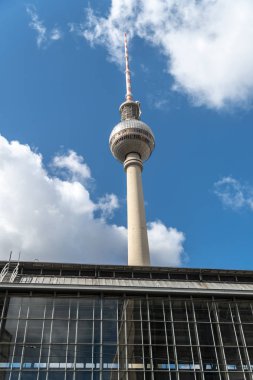Berlin Fernsehturm, televizyon kulesi. Berlin-Mitte'de Alexanderplatz'a yakın bir yerde, 1965 ve 1969 yılları arasında Alman Demokratik Cumhuriyeti hükümeti tarafından inşa edilmiştir.