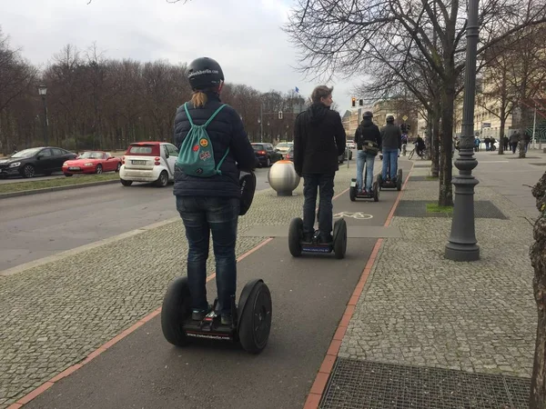 Berlín Německo Březen 2019 Skupina Vzadu Zahnuli Turisty Segway Turné — Stock fotografie