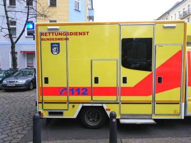 Berlin, Almanya - 30 Ekim 2018: Ambulans servisi ilk yardım. 112, ücretsiz olarak aranabilen tek Avrupa acil durum numarasıdır ve yangın ve tıbbi acil durum için kullanılır