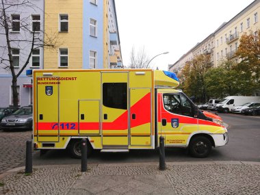 Berlin, Almanya - 30 Ekim 2018: Ambulans servisi ilk yardım. 112, ücretsiz olarak aranabilen tek Avrupa acil durum numarasıdır ve yangın ve tıbbi acil durum için kullanılır