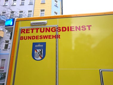 Berlin, Almanya - 30 Ekim 2018: Ambulans servisi ilk yardım. 112, ücretsiz olarak aranabilen tek Avrupa acil durum numarasıdır ve yangın ve tıbbi acil durum için kullanılır