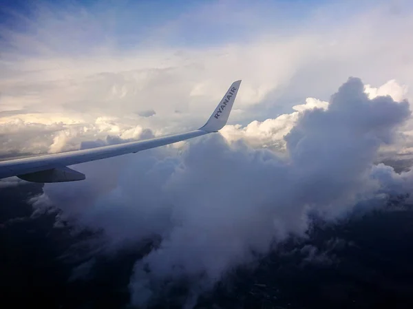 ベルリン ドイツ 2018年10月30日 雲とライアンエアの飛行機の翼 ライアンエア社は ダブリンとロンドン スタンステッド空港に主要な運航拠点を持つアイルランドの低コスト航空会社です — ストック写真