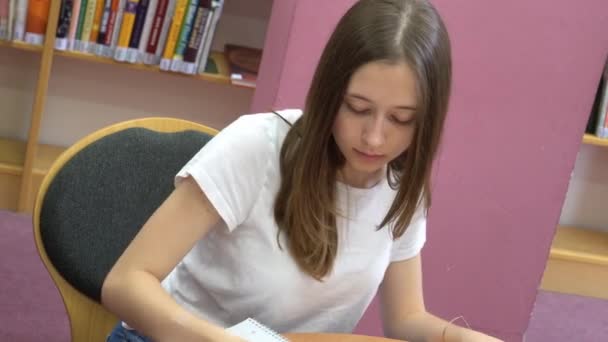 Studentă Își Face Temele Biblioteca Școlii — Videoclip de stoc