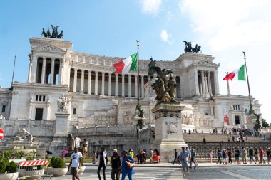 Roma, Italya-10 Ağustos 2018: Anavatan altar 'ın Piazza Venezia 'dan görünümü. Anıt da Victor Emmanuel II Ulusal Anıtı olarak bilinen, 1885 tasarlanmış ve 1925 tamamlandı