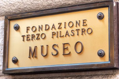 Roma, Italya-10 Ağustos 2018: Italyan Fondazione Terzo Pilastro Museo Palazzo Cipolla 'nın tabağı