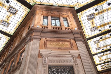 Roma, İtalya - 10 Ağustos 2018: Galleria Alberto Sordi'nin içinde Feltrinelli Kitap ve Müzik kitabevinin dış cephesi, 2003 galleria Colonna'ya kadar, bir alışveriş çarşısı