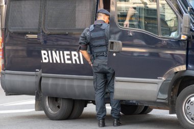 Roma, İtalya - 10 Ağustos 2018: İtalyan jandarmasını kamyonun yanına çevirdi. Carabinieri polis görevleriile görevli bir askeri güçtür.