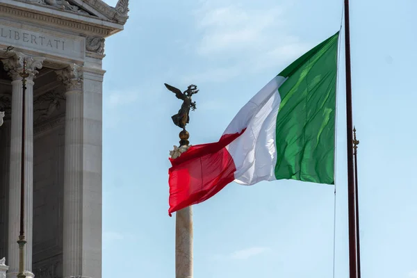 Italiensk Flagga Fladdrande Framför Fäderneslandet Från Piazza Venezia Rom Italien — Stockfoto