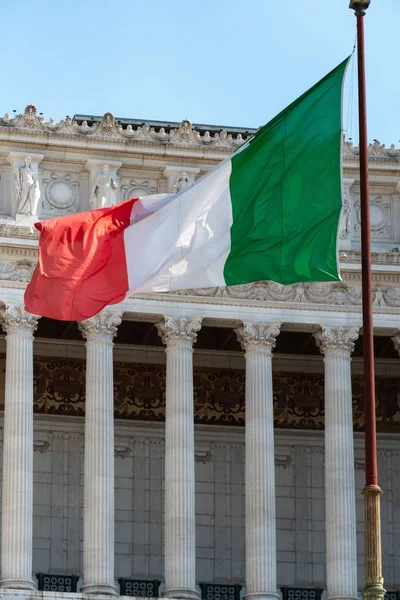 İtalyan bayrağı Roma Piazza Venezia gelen Anavatan önünde çırpınan, İtalya, Victor Emmanuel Ii ulusal anıtı olarak da bilinen