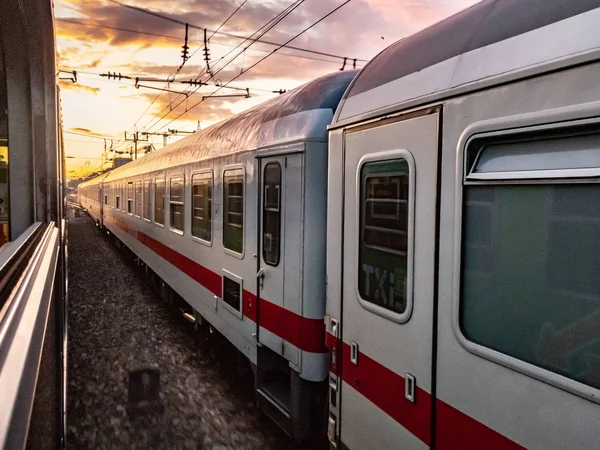 Berlin, Almanya - 28 Temmuz 2018: Gün batımında demiryolu nda hareket eden tren