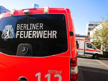 Berlin, Almanya - 22 Nisan 2019: İtfaiye ve Ambulans ilk yardım. 112, yangın ve tıbbi acil durum için kullanılan ücretsiz olarak aranabilen tek Avrupa acil durum numarasıdır