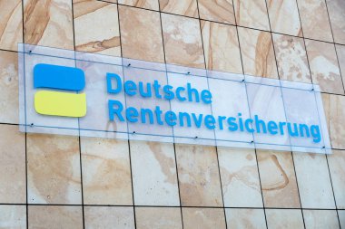 Berlin, Almanya - 20 Nisan 2019: Deutsche Rentenversicherung, Alman emeklilik sigortası şirketi tabelası