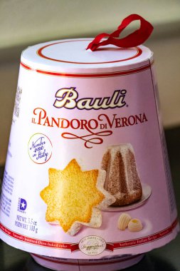 Berlin, Almanya - 21 Nisan 2019: Pandoro Bauli. 1922 yılında kurulan Bauli S.p.A. panettone, pandoro, güvercin ve kruvasan gibi fırın ürünleri tarihi bir İtalyan üreticisidir.