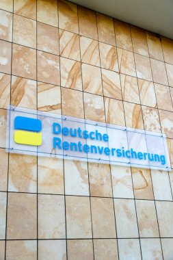 Berlin, Almanya - 20 Nisan 2019: Deutsche Rentenversicherung, Alman emeklilik sigortası şirketi tabelası
