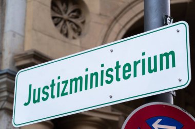 Alman metin Justizministerium (Adalet Bakanlığı ile sokak işareti)