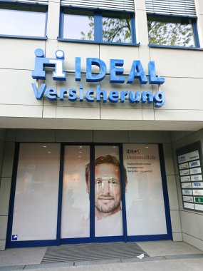 Berlin, Almanya - Apri 18, 2019: İdeal Versicherung tabelası. İdeal hayat sigortası a. G. Berlin merkezli bağımsız bir karşılıklı sigorta şirketidir