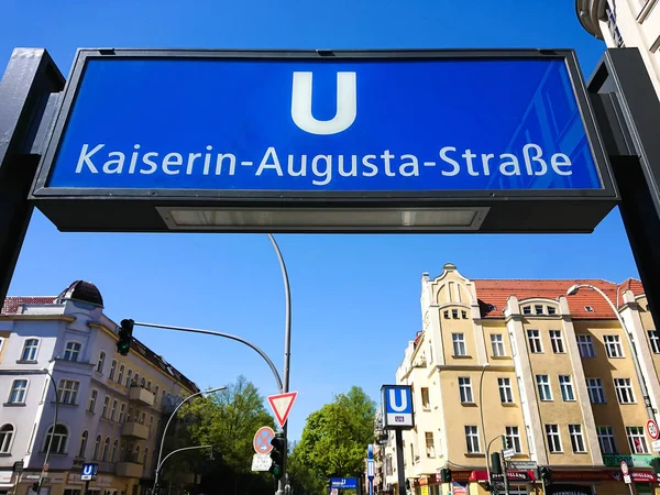 ベルリン ドイツ 2019年4月22日 U6に位置するカイセリン オーガスタ ストラッセUバーン駅の看板 — ストック写真