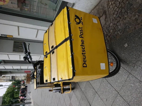 德国柏林 2018年6月25日 德国邮政电动自行车 总部位于波恩的德意志邮政集团是一家德国快递公司 也是全球最大的快递公司 — 图库照片