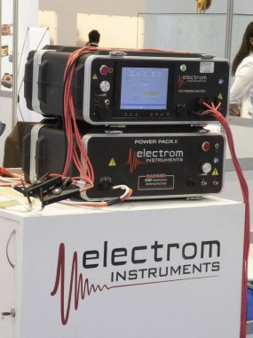 Berlin, Almanya - 19 Haziran 2018: Electrom Instruments Amerikan şirketi her türlü elektrik motoru, jeneratör, dağıtım transformatörlerini test etmek için dalgalanma test cihazları ve sargı analizörleri üretiyor